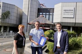 WetterOnline übernimmt die Patenschaft für die Laubfrösche im Aquazoo: Aquazoo-Direktor Dr. Jochen Reiter (r.) und Amphibienexpertin Sandra Honigs (l.), übergaben Björn Goldhausen, Meteorologe bei WetterOnline, die Patenurkunde © Landeshauptstadt Düsseldorf/Ingo Lammert 