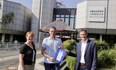 WetterOnline übernimmt die Patenschaft für die Laubfrösche im Aquazoo: Aquazoo-Direktor Dr. Jochen Reiter (r.) und Amphibienexpertin Sandra Honigs (l.), übergaben Björn Goldhausen, Meteorologe bei WetterOnline, die Patenurkunde © Landeshauptstadt Düsseldorf/Ingo Lammert 