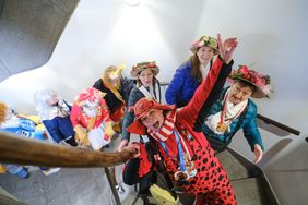 Altweiberfastnacht im Düsseldorfer Rathaus: die Möhne stürmen die Treppe zum Jan-Wellem-Saal hoch