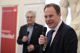 Oberbürgermeister Dr. Stephan Keller (v.) hat aus Anlass des Tages der Arbeit zu einem Arbeitnehmerempfang in das Rathaus eingeladen. Jürgen Zurheide moderierte die Abendveranstaltung, Foto: Young