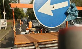 Die Markierungen für die neue Fahrradspur auf der Fischerstraße wurden am Montag, 14. Oktober, angebracht © Landeshauptstadt Düsseldorf/David Young 