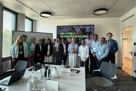 Gruppenbild bei Schneider Electric mit Iris Bruckhaus – HR Vice President DACH, Schneider Electric, dem Talent Acquisition Team und indischen Mitarbeiterinnen von Schneider Electric, die Fragen zum Leben in Deutschland beantwortet haben © Mukund N.M 