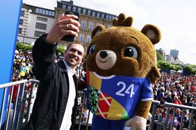 Beim Besuch der Fan Zone am Burgplatz von Philipp Lahm durfte natürlich auch das obilgatorische Selfie mit EURO-Maskottchen Albärt nicht fehlen. Foto: David Young