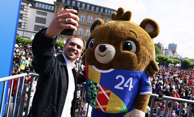 Beim Besuch der Fan Zone am Burgplatz von Philipp Lahm durfte natürlich auch das obilgatorische Selfie mit EURO-Maskottchen Albärt nicht fehlen. Foto: David Young