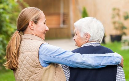 Jüngere Frau geht mit älterer Frau spazieren,©fotolia