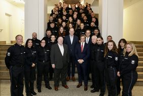 Oberbürgermeister Dr. Stephan Keller, Ordnungsdezernent Christian Zaum und Personaldezernent Olaf Wagner begrüßten die neuen Auszubildenden und Dienstkräfte des OSD und der Verkehrsüberwachung. Foto: Ingo Lammert