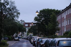 Die Ansatzleuchten mit LED-Licht werden auf dem Wäschlacker Weg im Abschnitt zwischen Weichselstraße und Frankensteiner Straße präsentiert. © Landeshauptstadt Düsseldorf, Michael Gstettenbauer 