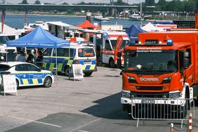 Auf der Blaulichtmeile am Rheinufer präsentieren sich unter anderem Feuerwehr und Ordnungsamt. Foto: Gstettenbauer