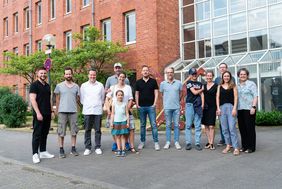 Gruppenbild vor Verwaltungsgebäude