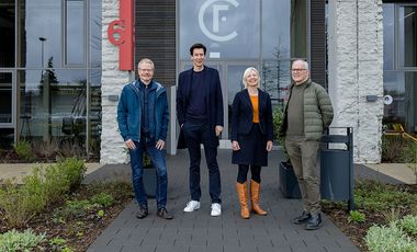 (v.l.) Oliver Hummel (naturstrom AG), Stefan Schulz (Factory Campus), Bürgermeisterin Clara Gerlach und Manfred Voß (Factory Campus) vor dem Eingang des Factory Campus, © Factory Campus/ C. Schönbach 