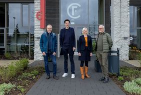 (v.l.) Oliver Hummel (naturstrom AG), Stefan Schulz (Factory Campus), Bürgermeisterin Clara Gerlach und Manfred Voß (Factory Campus) vor dem Eingang des Factory Campus, © Factory Campus/ C. Schönbach 