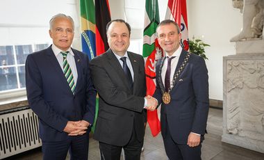 Der Botschafter Brasiliens in Berlin, Mario Vilalva (Mitte), wurde in Belgeitung von Honorarkonsul Max Krieger von Oberbürgermeister Thomas Geisel im Rathaus empfangen. Foto: Melanie Zanin