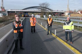 Überwachten für das Amt für Verkehrsmanagement den korrekten Einschub der Brücke (v.l.n.r.): Amtsleiter Florian Reeh, René Eis, Kahled Ben-Mehrez und Abteilungsleiter Straßenbau Bernd Kentenich © Landeshauptstadt Düsseldorf/Michael Gstettenbauer 