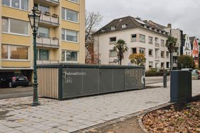 Seit Oktober 2023 gibt es an der Drususstraße bereits eine Fahrradsammelschließanlage mit Platz für zwölf private Fahrräder. Diese wurde sehr gut angenommen, sodass das Fahrradparkangebot nun um weitere Mobilitätsangebote ergänzt wurde © Connected Mobility Düsseldorf 