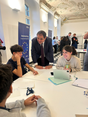 Nathanael Liminski, Minister für Bundes- und Europaangelegenheiten, Internationales sowie Medien und Chef der Staatskanzlei des Landes Nordrhein-Westfalen, hat die Schülerinnen und Schüler persönlich bei der Veranstaltung "DemokratieTag – Europas Zukunft gestalten" begrüßt. ©Landeshauptstadt Düsseldorf