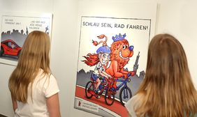 Die Werke von Jacques Tilly, die in der Ausstellung zu sehen sind, greifen verschiedene Szenen, die jeder Radfahrer aus dem Alltag kennt, mit einem Augenzwinkern auf © Landeshauptstadt Düsseldorf, Ingo Lammert 