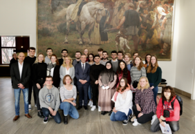 30 Schülerinnen und Schüler des "Rheinisch Westfälischen Berufskollegs Essen für Hörgeschädigte" besuchten mit ihren Lehrerinnen und Lehrern Düsseldorf. OB Thomas Geisel hieß sie im Rathaus willkommen. Foto: Lammert