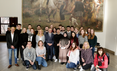 30 Schülerinnen und Schüler des "Rheinisch Westfälischen Berufskollegs Essen für Hörgeschädigte" besuchten mit ihren Lehrerinnen und Lehrern Düsseldorf. OB Thomas Geisel hieß sie im Rathaus willkommen. Foto: Lammert