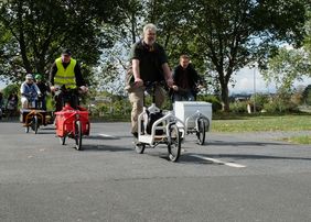 Eine Gruppe Lastenradfahrer bei Fahrsicherheitstraining