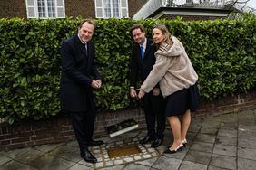 Oberbürgermeister Stephan Keller (v.l.), Philipp Rohwedder und Cecilie Rohwedder Horvath bei der Niederlegung der Gedenktafel. Foto: Landeshauptstadt Düsseldorf/Melanie Zanin