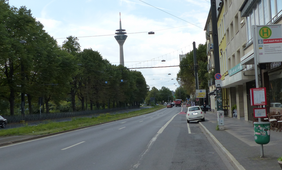 Zwischen Kasernenstraße und Poststraße wird ein zwei Meter breiter Radweg mit 0,50 Meter Sicherheitsabstand eingerichtet, der als Protected Bike Lane zum Autoverkehr abgegrenzt wird. Fotos: Amt für Verkehrsmanagement 