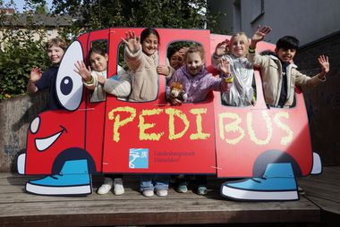 Der Zu-Fuß-zur-Schule-Tag ist ein wichtiger Bestandteil der Europäischen Mobilitätswoche. Die Schülerinnen und Schüler zeigen wie es geht: Zu Fuß zur Schule mit dem "Pedibus". Archivfoto: David Young