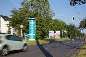   Die Landeshauptstadt Düsseldorf wirbt auf drei Plakaten in jeweils sechs Sprachen auf bis zu 50 Litfaßsäulen im Stadtgebiet für das Tragen von Masken, die kostenlosen Bürgertests und die freiwilligen Impfungen © Düsseldorf Marketing 