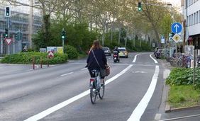 Foto von Radfahrstreifen auf der Kaiser-/Fischerstraße