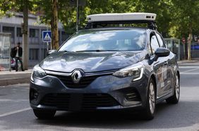 Foto von einem FAhrzeug, das auf dem dach eine Vorrichtung zum erfassen von Falschparkern montiert hat.