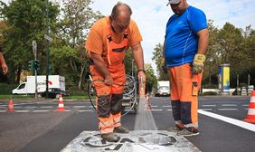 Die Markierungen für die neue Fahrradspur auf der Fischerstraße wurden am Montag, 14. Oktober, angebracht © Landeshauptstadt Düsseldorf/David Young