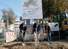 Symbolischer Spatenstich zum Umbau des Aachener Platzes: Jens Kuessner, stellvertretender Abteilungsleiter, Florian Reeh, Amtsleiter und Heike Lucas, Bauleitung, alle vom Amt für Verkehrsmanagement © Landeshauptstadt Düsseldorf, Wilfried Meyer