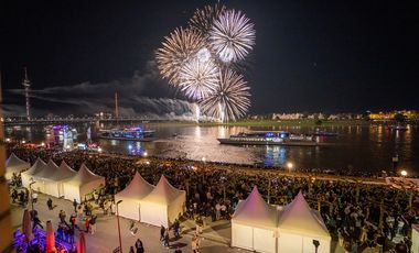 Highlight des diesjährigen Japan-Tag war das unvergessliche japanische Feuerwerk ab 23 Uhr: Unter dem Motto "Die japanischen Jahreszeiten am Düsseldorfer Nachthimmel". Fotos: D.LIVE/Kai Kuczera