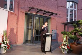 Oberbürgermeister Dr. Stephan Keller begrüßt die Gäste des Empfangs am Rathaus. Foto: Lammert