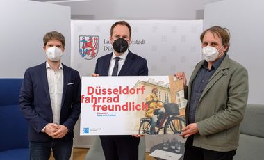 Vor Beginn des Bürgerdialogs Düsseldorf fahrradfreundlich: Moderator Dr. André Schaffrin, Oberbürgermeister Dr. Stephan Keller und Mobilitätsdezernent Jochen Kral (v.l.). Foto: Uwe Schaffmeister