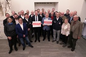 OB Dr. Stephan Keller (Mitte) sprach ein Grußwort bei der Ehrung für Blutspender- und Dienstzeitjubilare des DRK Kreisverbandes e.V. im Rathaus, Foto: Young.