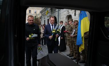 Bei einer Trauerfeier kondolierte OB Dr. Keller den Angehörigen zweier Soldaten und legte Blumen auf den Särgen nieder © Stadt Lwiw/Roman Baluk 