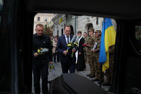 Bei einer Trauerfeier kondolierte OB Dr. Keller den Angehörigen zweier Soldaten und legte Blumen auf den Särgen nieder © Stadt Lwiw/Roman Baluk 