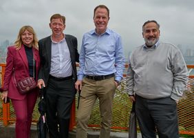 v.l.n.r.: Kulturamtsleiterin Angelique Tracik, Stadtdirektor Burkhard Hintzsche, Oberbürgermeister Dr. Stephan Keller, der deutsche Generalkonsul Aron Mir Haschemi auf einer Terrasse im Testbed 2 Arts Center © Landeshauptstadt Düsseldorf 