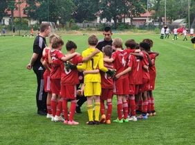 Die jungen Spieler von Fortuna Düsseldorf biden einen Kreis und motivieren sich.l