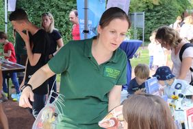 Mitarbeiterin des Aquazoo am Forschungsstand "Gewässerkunde"