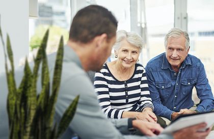 Ein älteres Ehepaar lässt sich beraten, Foto: iStock, Moyo Studio