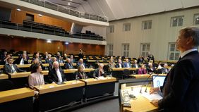 Bürgermeister Josef Hinkel sprach im Plenarsaal des Rathauses zur Preisverleihung der Klüh-Stiftung ein Grußwort zu Ehren der Preisträgerin. Foto: Meyer