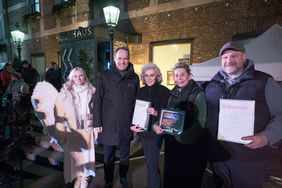 Bei der Eröffnung wurden die Schaustellerin Heike Fischer (3.v.l.) und der Schausteller Markus von Olnhausen (rechts im Bild) für ihr langjähriges Engagement auf dem Düsseldorfer Weihnachtsmarkt geehrt. OB Dr. Keller (2.v.l.) übereichte die Urkunden.