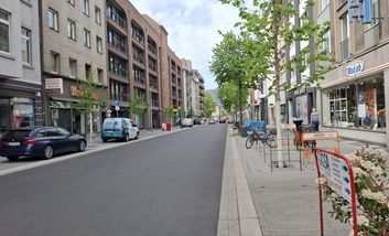 Foto von fertigem Teilabschnitt der Friedrichstraße mit Sitzmöbeln im Seitenraum.