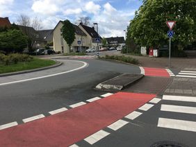 Foto von den aufgefrischten Radwegmarkierungen.