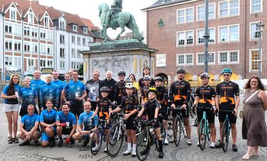 Die Gäste aus Chemnitz wurden ab Kaiserswerth von Fahrerinnen und Fahrern der Sport-Gemeinschaft Radschläger e. V. und von Vertreterinnen und Vertretern des Sportamtes zum Rathaus begleitet. Foto: Landeshauptstadt Düsseldorf/Wilfried Meyer 