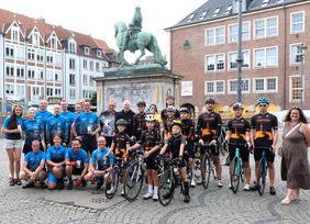Die Gäste aus Chemnitz wurden ab Kaiserswerth von Fahrerinnen und Fahrern der Sport-Gemeinschaft Radschläger e. V. und von Vertreterinnen und Vertretern des Sportamtes zum Rathaus begleitet. Foto: Landeshauptstadt Düsseldorf/Wilfried Meyer 