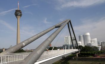 Rheinturm hinter Brücke