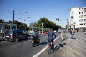 Mobilität am Graf-Adolf-Platz: Den Menschen vor Ort nachhaltige Mobilitätsmöglichkeiten vorzustellen ist das Ziel der Europäischen Mobilitätswoche vom 16. bis 22. September. © Landeshauptstadt Düsseldorf/Melanie Zanin