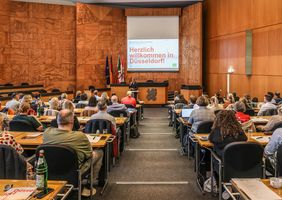 Beim KGSt-Netzwerktreffen Fördermanagement tauschen sich am Dienstag, 22., und Mittwoch, 23. September 2026, Experten aus ganz Deutschland über zentrale Fragen des kommunalen Fördermittelmanagements aus. Foto: Stadt Düsseldorf/Melanie Zanin